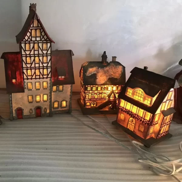 China Wholesale Manufacturer Miniature Resin Light Up Christmas Village Houses Decoration